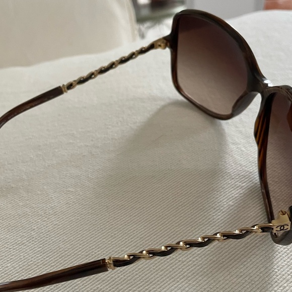 Chanel chain link tortoise sunglasses. 100% authentic - Picture 3 of 6
